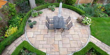 Circular,Garden,Patio,With,Freshly,Jet,Washed,Paving,Stones