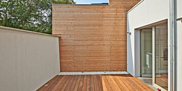 Wall,Construction,With,Insulating,Wood,Cladding,In,Indoor,Courtyard