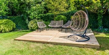 A,Completed,Decking,Construction,In,A,Garden,In,Market,Harborough,