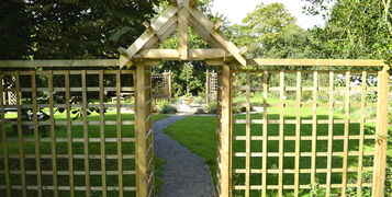 Arbour,And,Trellis,Timber,Screen,In,A,Garden