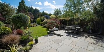 Beautiful,Summer,Garden,In,England,,Uk,With,Lawn,And,Large