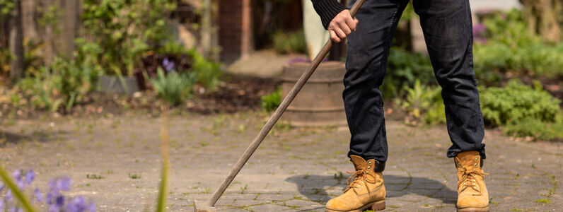 A,Man,Gardener,Wearing,Casual,Clothes,Cleaning,The,Weeds,From