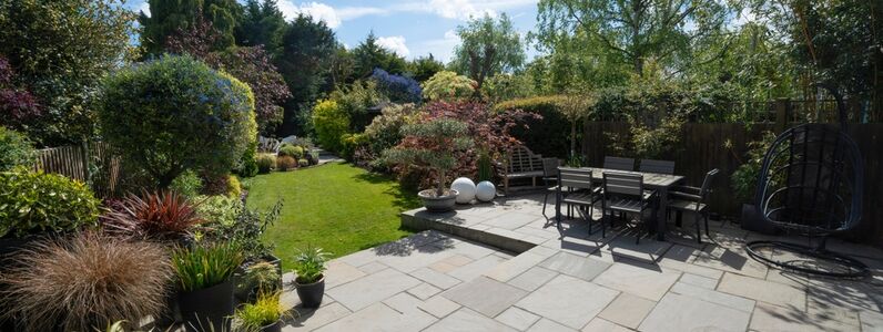 Beautiful,Summer,Garden,In,England,,Uk,With,Lawn,And,Large